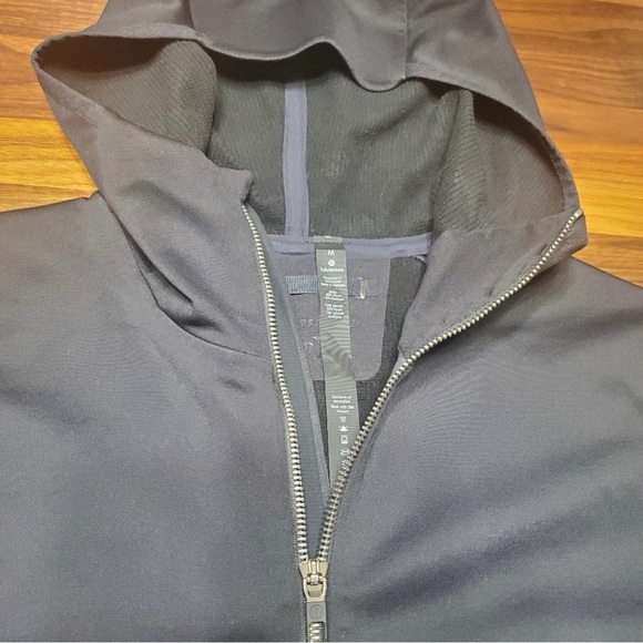 Men’s lululemon Hooded Waterproof Jacket - Picture 4 of 6